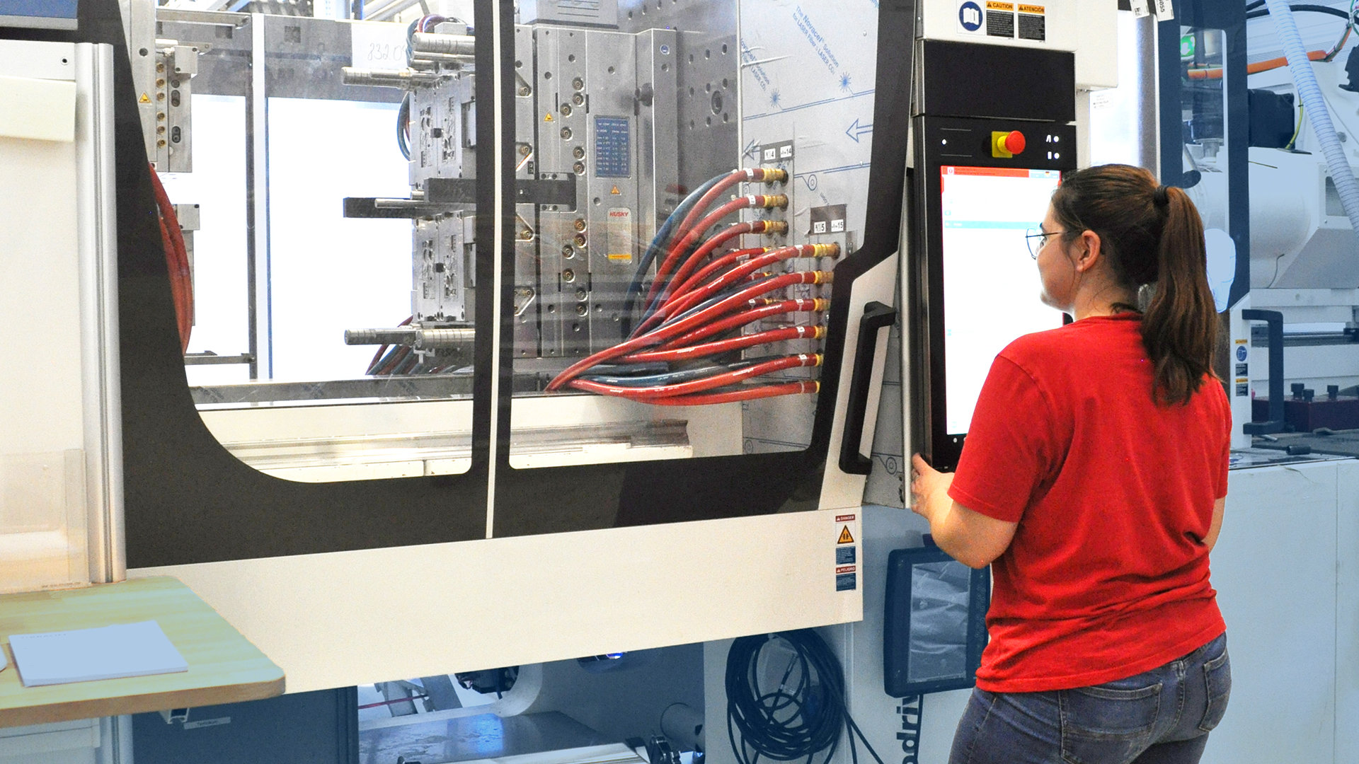 Auszubildender Verfahrensmechaniker an Maschine | © Braunform GmbH