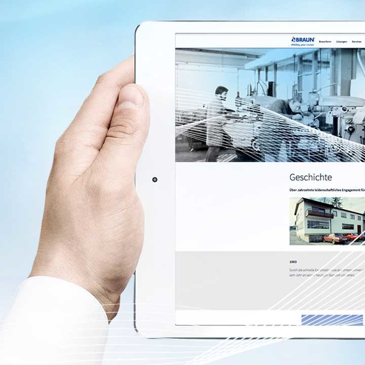 Tablet mit Sicht auf die Braunform Internetseite | © Braunform GmbH
